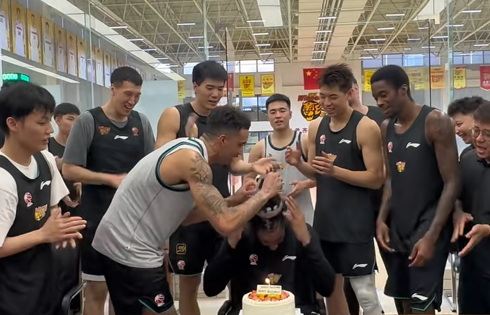 旺财28竞猜-广东为萨林杰庆生!崔永熙故意调侃,杜锋送上一脚,胡明轩缺席!